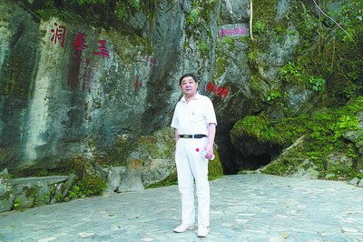 電影公司老總離世 一家四口住56平米宿舍