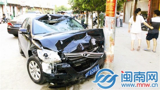 當(dāng)時(shí)男子開著這輛小車到這里，結(jié)果遇見警察攔截