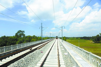 一輛機(jī)車(chē)行駛在已經(jīng)貫通的廈深鐵路線上