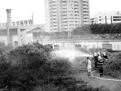 消防人員正在閩南科技學(xué)院外滅火