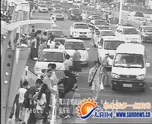 監(jiān)控拍下的違章車輛