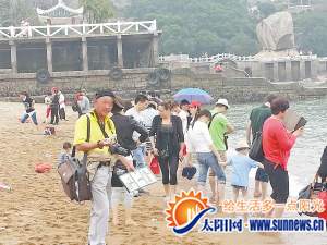 　鼓浪嶼上有不少“野導(dǎo)”身兼多職