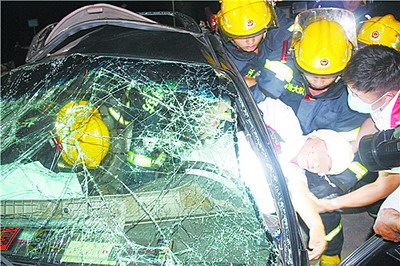 轎車上的乘客一度被困