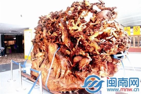 市場(chǎng)上估價(jià)9000萬元的香樟樹根雕