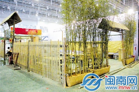 茶博會(huì)展區(qū)里，籬笆、小樹做成的展館猶如走進(jìn)鄉(xiāng)野人家