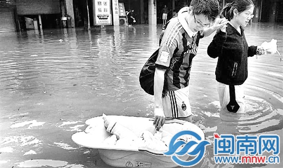 前日，余姚市民錢先生夫婦用澡盆帶著僅三個月大的兒