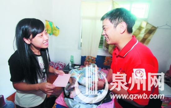 愛(ài)心人士看望王琳芳父女，并送上愛(ài)心款