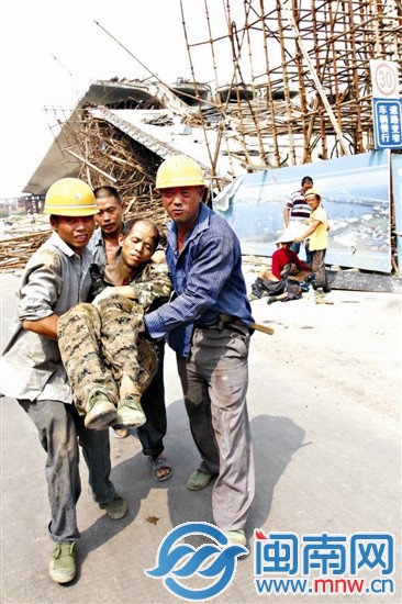 工人及時(shí)展開自救，圖為一傷者被工友抬出現(xiàn)場