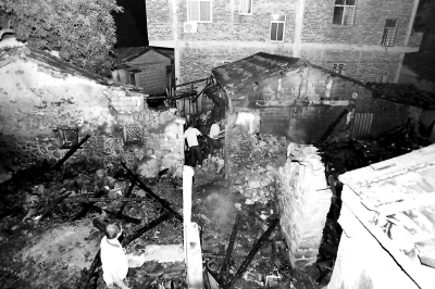 美林街道松嶺村民房火災現(xiàn)場一片狼藉