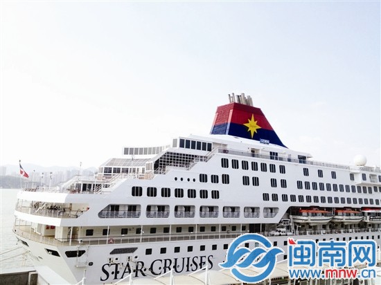 首發(fā)團1200多名游客乘坐麗星郵輪開展為期4天的環(huán)海