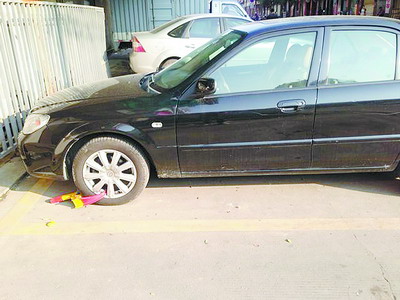 高先生的車方向停反了，結(jié)果車子左前輪被上了鎖。