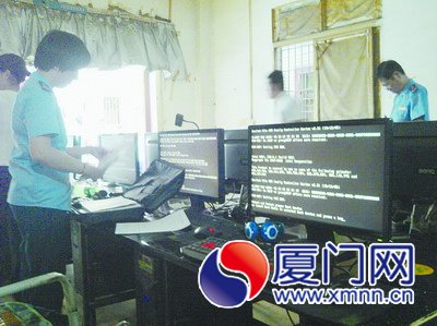 執(zhí)法人員查處時(shí)，電腦全成了“黑屏”。