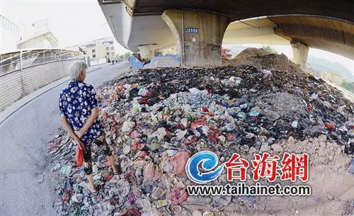 堆著大片的垃圾