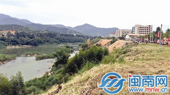 通往事發(fā)地有條土路，周圍沒有任何警示標志