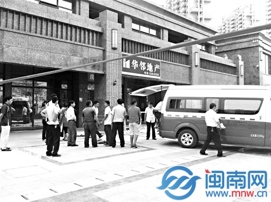 商鋪挑高約五六米，死者就是從2樓摔下來的