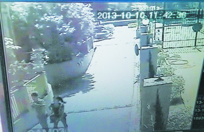 監(jiān)控錄像中看到疑似兇手和被害人的身影，不過這并未