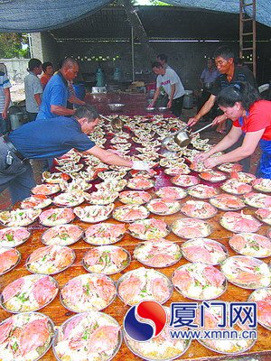 菜擺滿了備菜桌