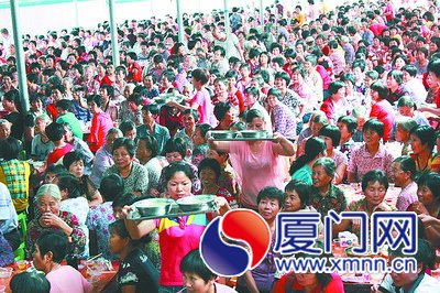 千名阿婆聚餐，現(xiàn)場氣氛熱烈
