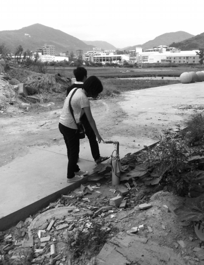 住戶在路旁打的淺井