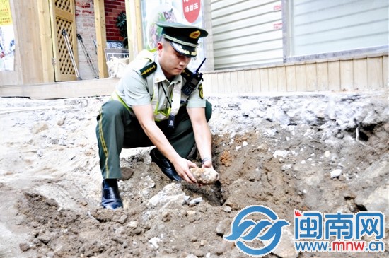民警現(xiàn)場處理迫擊炮彈