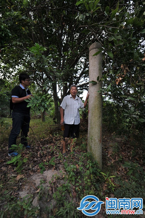 石柱頂端為筆狀，可判斷墓主是一名文官