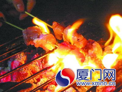 河豚魚(yú)肉插竹簽上火烤