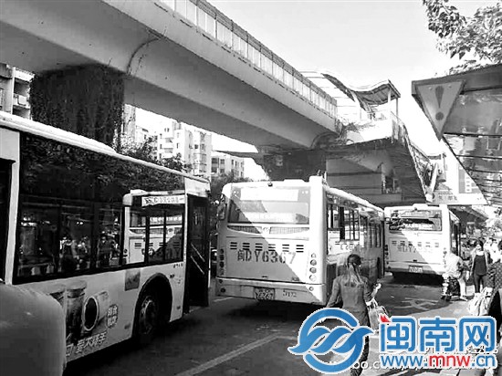 三公交追尾，交通一度混亂