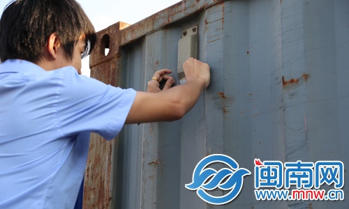 工作人員先將通氣孔用膠帶封住，防止毒氣跑出