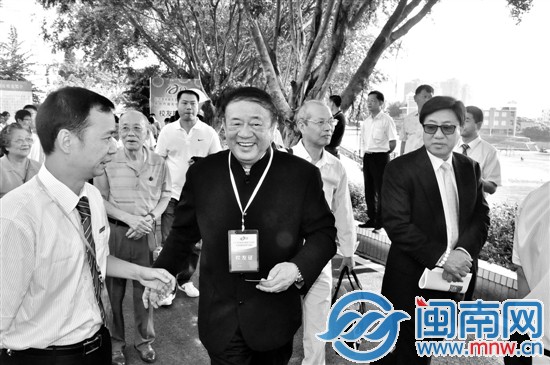 劉再復(fù)(中)與國光校友一起參加紀(jì)念活動(dòng)