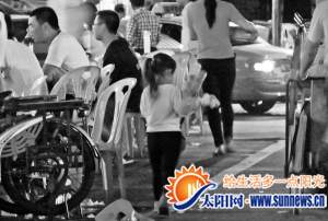 賣(mài)花的小孩穿梭于排檔之間。記者 常海軍 攝