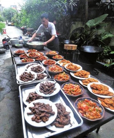 福州上杭路即將拆遷 62歲廚師為鄰里燒散伙飯