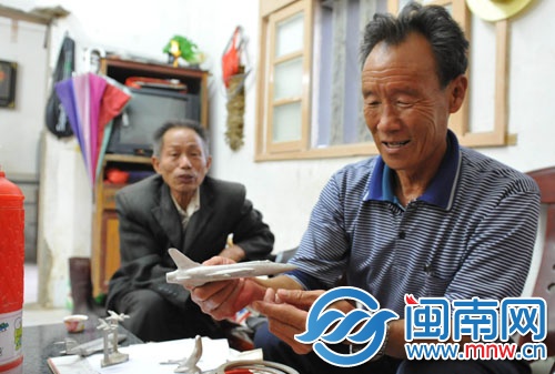 當(dāng)年打下美國戰(zhàn)機后,士兵們用飛機殘骸制成戰(zhàn)機模型