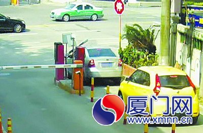 朱某駕車緩緩駛向道閘，硬生生將道閘頂開