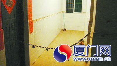 　陳先生在租戶上班后，用鐵鏈把相鄰幾戶的門都鎖在