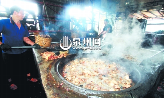 兩名工人圍著四口大鍋煉豬油，現(xiàn)場散發(fā)出陣陣惡臭。