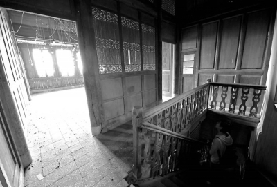 部分建筑地磚松動,木頭腐朽斷裂