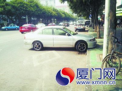 網(wǎng)友陳先生拍下的“霸氣”停車照片。