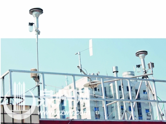 鐵皮屋上的監(jiān)測儀器