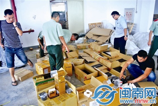 民警正在清點收繳的電子設備