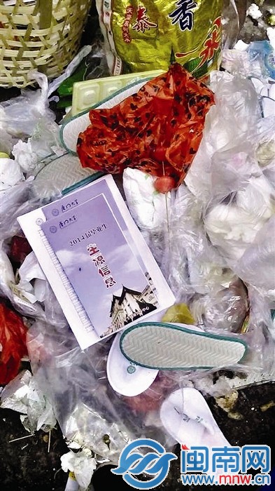 李先生在垃圾堆中發(fā)現(xiàn)簡歷(李先生供圖)