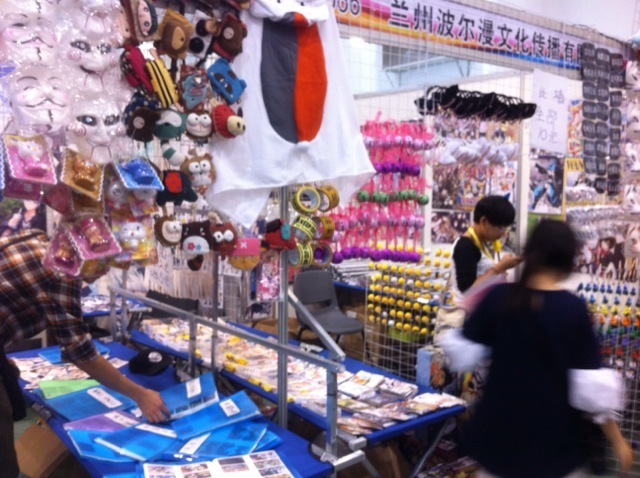 動漫節(jié)現(xiàn)場展出各式各樣的動漫周邊產(chǎn)品
