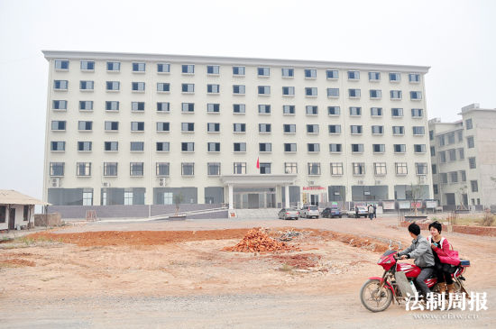 長沙市云蓋村欠債1000萬建豪華辦公樓