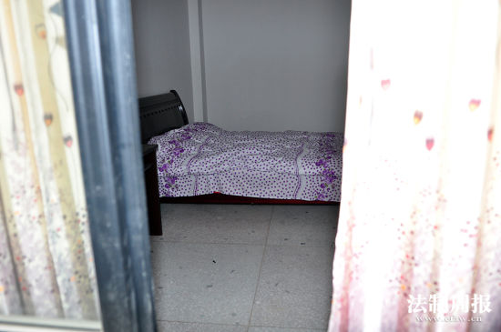 湖南貧困村“值班室”配雙人床，床上已經(jīng)鋪好了被子