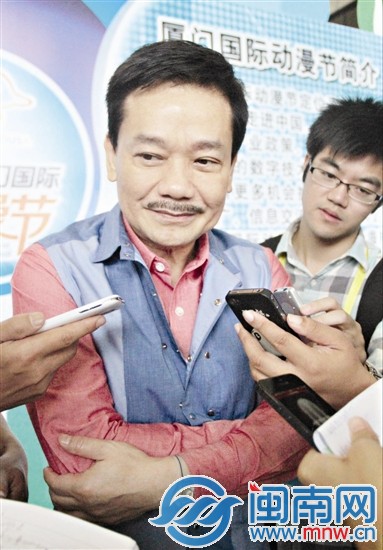 黃玉郎接受記者采訪