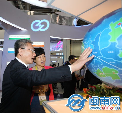 國家新聞出版廣電總局副局長鄔書林(左)在展廳現(xiàn)場(chǎng)