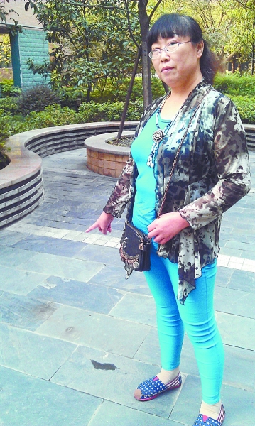 熊女士指認(rèn)地面殘留的污漬