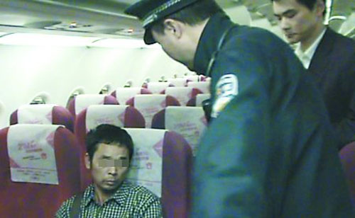 民警正勸說“霸占”飛機的男子