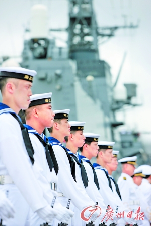 士兵在“春雨”號驅(qū)逐艦前列隊(duì)