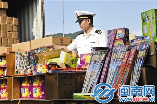 廈門海關查獲走私出口煙花爆竹,威力約1噸炸藥