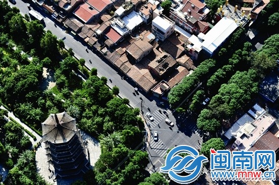 1.遙望西街，西塔如同古城畫卷上的印章般醒目